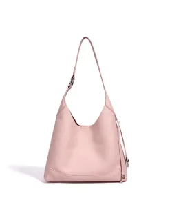 Vue détaillée du sac porté épaule en cuir rose montrant la texture et les finitions.