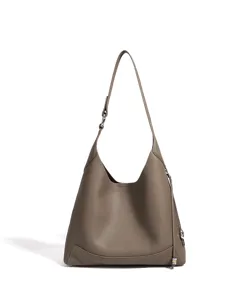 Détail de sac porté épaule en cuir hobo, sac à main minimaliste, design élégant.