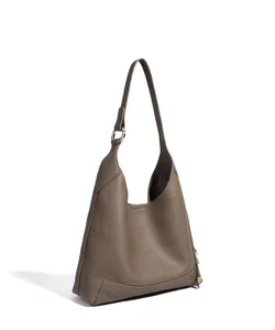 Vue détaillée du sac hobo en cuir de qualité, texture taupe souple avec détails métalliques.