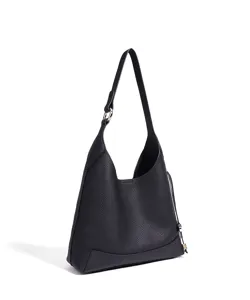 Vue détaillée du sac porté épaule en cuir noir, soulignant sa texture et son design.
