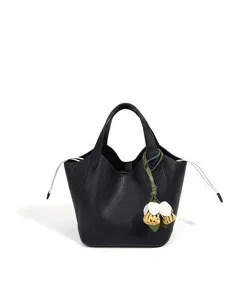 Sac seau en cuir noir pour femme, sac à main décontracté avec charm fleur et liens.