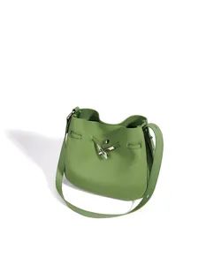 Bolso cubo de cuero verde con cierre de metal elegante, diseño cruzado casual de moda.