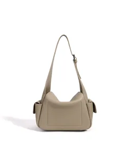 Sac à épaule en cuir véritable pour femmes, design taupe tendance avec petites poches.