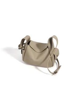 Vue détaillée du sac à bandoulière de luxe en cuir véritable de première qualité.