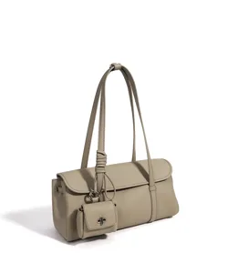 Detailaufnahme der echten Leder Schulter Baguette Tasche mit Knoten und Minipouch.