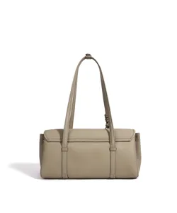 Detailansicht der eleganten Schultertasche aus Leder mit strukturierter Oberfläche und Riemen.