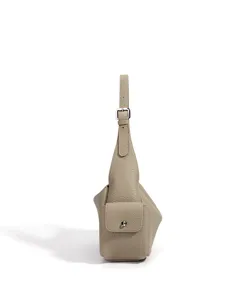 Vue détaillée du sac à bandoulière minimaliste en cuir grainé avec texture fine et accessoires.