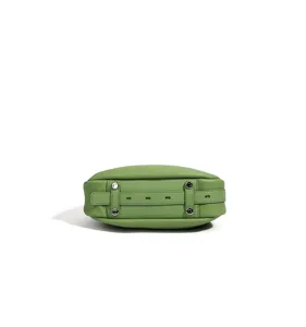 Bolso bandolera de cuero verde, detalle del fondo, diseño elegante para uso diario de mujeres.