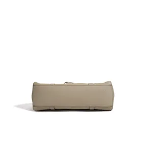Detailansicht der Unterseite einer minimalistischen Umhängetasche aus echtem Leder.