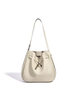 Bolso de hombro de cuero blanco detalle con cierre metálico elegante y práctico