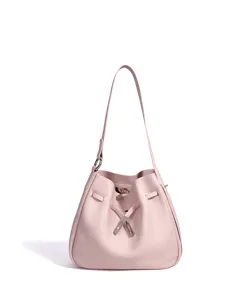 Elegante bolso de cubo de cuero genuino rosa para mujer, diseño minimalista y casual chic.