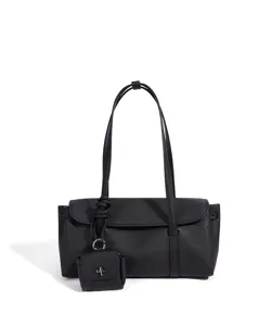 Nahaufnahme Detail der schwarzen Echtleder Schultertasche mit schicker Hardware und Mini-Tasche.