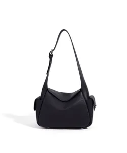 Sac porté épaule noir en cuir véritable avec rabat élégant et poches latérales.