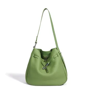 Bolso cubo de piel verde, elegante bolso de hombro y cruzado para mujer con cierre metálico.