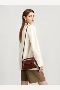 Vintage genuine leather women crossbody bag detail view, classic brown design for daily style.