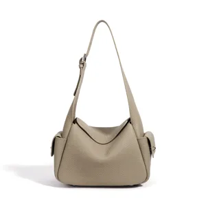 Sac à main bandoulière en cuir véritable, design taupe élégant avec poches latérales.