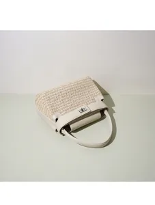 Sac bandoulière chic en paille tressée avec garniture en cuir, idéal pour les vacances.