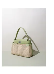 Détail de sac à main en cuir vert et paille, sac bandoulière de plage élégant pour femmes.