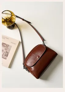 Detailed view of women retro leather crossbody bag, elegant brown shoulder handbag for daily.