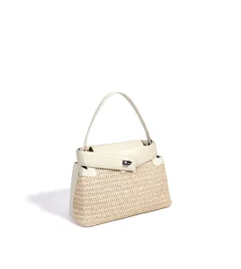 Vue détaillée d'un élégant sac bandoulière en paille tissée avec garniture en cuir.