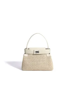 Détail de sac à main en paille, poignée et design de sangle, chic sac de plage d'été.