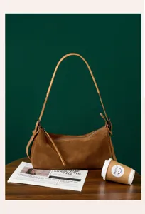 Borsa a tracolla in camoscio marrone da donna, borsa hobo retrò con cinturino largo, stile elegante.
