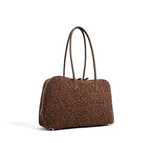 Leopardmuster Wildleder Bowling Schultertasche Detail mit hochwertiger Textur und Griffen.