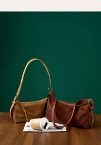 Borsa a tracolla in camoscio da donna, cinturino largo, elegante design retrò dettaglio.