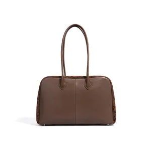 Detailansicht der braunen Leder- und Leopardenmuster-Bowlinghandtasche mit feinem Design