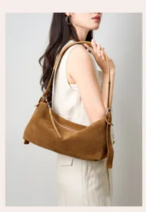 Elegante borsa a spalla in camoscio marrone da donna, con tracolla larga e stile chic.