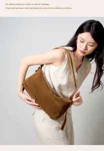 Borsa a tracolla in camoscio marrone con spallaccio largo e design elegante per le donne.