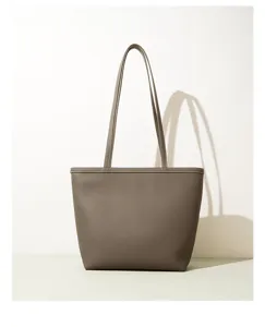 Vista detallada del bolso tote de piel, estilo minimalista, bolso de hombro.