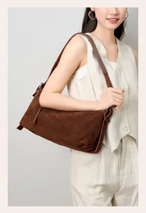 Borsa a spalla in camoscio marrone, design chic con tracolla larga per donna elegante e ufficio.