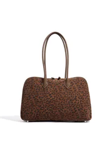 Leopardenmuster Wildleder Bowling Umhängetasche, stilvolle braune Ledergriffe, großes Design.