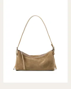 Dettaglio di borsa a tracolla in camoscio con texture premium, stile elegante e chiusura lampo.