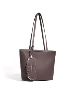 Detalle de bolso de hombro de cuero marrón, elegante bolso tote para mujer uso diario.