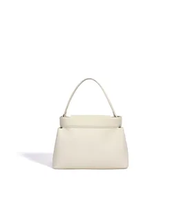 Élégant sac à main beige minimaliste avec poignée supérieure pour un look chic et mode.