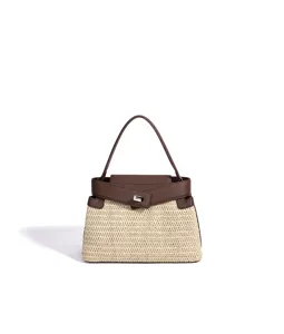 Vue detaillee de sac a epaule en paille tresses avec rabat en cuir marron elegant.