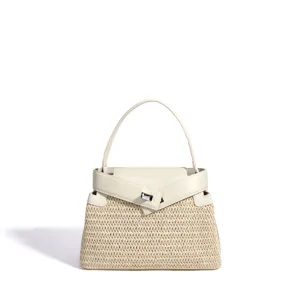 Sac à main en paille et cuir beige, élégant sac bandoulière tissé avec poignée et fermoir.