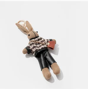 Vue détaillée du porte-clés lapin en peluche avec motif pied-de-poule et ravissant sac chic.