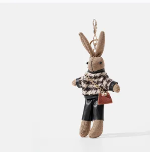 Vue détaillée du charmant porte-clés lapin en peluche motif pied-de-poule avec sac à main.