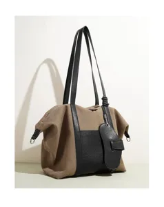 Sac cabas en toile avec patchwork en cuir noir, grand sac porté épaule et bandoulière.
