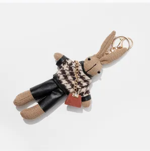 Joli porte-clés en peluche lapin tricoté avec pull à motif pied-de-poule et sac.