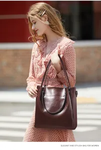 Vista detallada de un elegante bolso de hombro para mujer en piel genuina, espacioso.