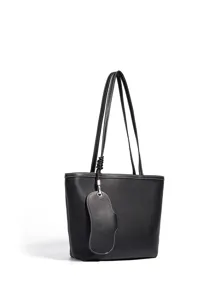 Bolso tote de mujer en cuero auténtico negro con pequeño bolso y asas finas y elegantes.