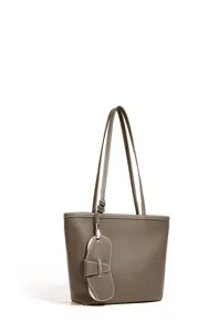 Elegante bolso tote de cuero gris para mujer con asas largas de hombro y colgante elegante.