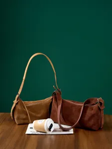 Borsa a tracolla in camoscio elegante da donna, versatile borsa marrone con cinturino largo.