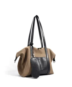 Vue detaillee du sac cabas en toile avec des lanieres en cuir et un grand compartiment.