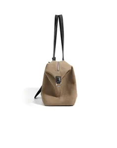 Détail latéral du sac cabas en toile avec poignée en cuir noir et fermeture éclair.
