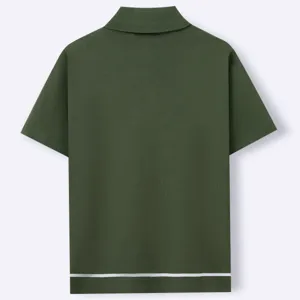 Rückansicht eines lässigen, grünen Strick-Poloshirts für Herren mit weißem Streifen am Saum
